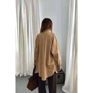 เสื้อแจ็คเก็ตหนังสีเบจแบบขายส่ง พร้อมกระดุมแป๊กและกระเป๋า - Product Image 5