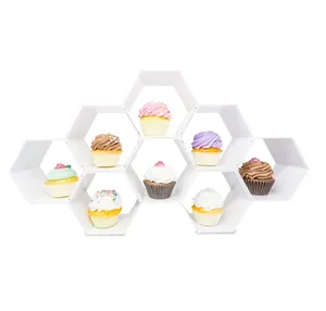 カップケーキスタンドユニークなデザインのハニカムカップケーキホルダーは、六角形の棚 (白) のさまざまな組み合わせでいくつかのスタイルを作成します