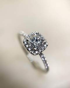 Bague de fiançailles Halo CZ blanche ronde de 8mm | Bague de mariage Halo coussin femmes | Fournisseur de bijoux d'anniversaire de bande d'argent 925 - Product Image 5