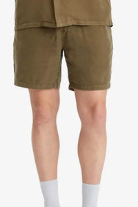 Estilo y comodidad durante todo el día con estos elegantes pantalones cortos de mezclilla de playa con un diseño minimalista moderno perfecto para cualquier ropa casual - Product Image 2