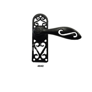 Manija de puerta de hierro fundido negro de alta calidad Manija de puerta de diseño moderno para el hogar Hotel Apartamento y Villa Uso de la puerta - Product Image 1