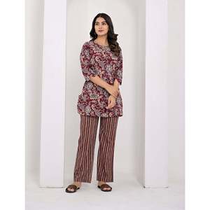 ชุดเซ็ตผ้าฝ้ายพิมพ์ลายดอกไม้สีแดงเลือดหมู 2 ชิ้น ชุดลำลองใส่ได้ทุกวัน ไซส์ XS/XS แขนสามส่วน เหมาะสำหรับใส่ไปทำงาน - Product Image 1