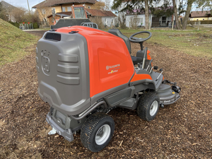 Cortacésped Husqvarna Rider RC 320Ts AWD con plataforma delantera de 112 cm, tractor cortacésped con tracción en las cuatro ruedas, motor de 17 HP, recogedor de césped de 300 L, tractor de jardín - Product Image 6