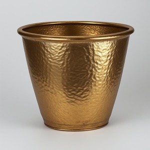 Maceta de latón dorado antiguo de lujo con acabado martillado suave, perfecta para el estilo tradicional y las esquinas interiores decorativas - Product Image 2