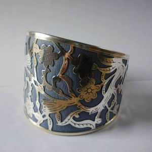 กำไลข้อมือทองแดงชุบเงินหรูหรา งานแฮนด์เมด พร้อมลวดลายดอกไม้แบบฟิลิกรีสุดหรู และลายสลักสีน้ำเงินแบบมีเท็กซ์เจอร์กว้าง - Product Image 1