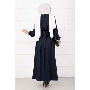 Robe hijab bleu marine avec broche dorée, détails de taille élégants et coupe naturelle - Product Image 5