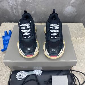 Zapatillas deportivas casuales transpirables de lujo para hombre y mujer, de diseñador de alta gama, con suela de goma cristal y estilo tenis. - Product Image 3