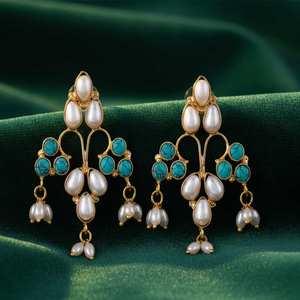 Pendientes Largos con Cuentas Chapados en Oro de Alta Calidad para Mujer, Joyería Artesanal India para Exportación y Pedidos al por Mayor - Product Image 1