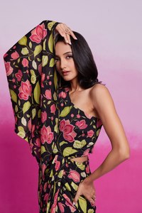 Ensemble décontracté 2 pièces Henixa Creation pour femme, coupe ajustée, lavable, séchage rapide, emballage personnalisé, idéal pour les fêtes d'été, style indien et pakistanais - Product Image 5