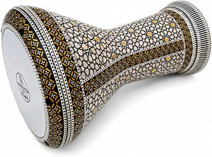 Gawharet El Fan 17.5" con incrustaciones geométricas de estrella dorada en aluminio para Darbuka Doumbek, percusión egipcia hecha a mano - Product Image 3