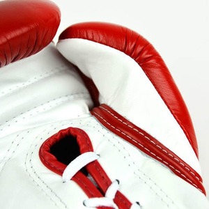 Gants de boxe Muay Thai professionnels en cuir véritable, à lacets rouges et blancs, avec logo personnalisé - Product Image 3