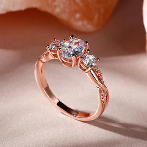 แหวนเพชรเงินสเตอร์ลิงทรงวงรีประดับเพชรสามเม็ดแบบเจลิยา ทวิสต์ - Product Image 5