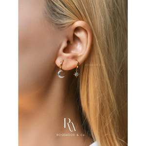 Orecchini a cerchio con pavé di stelle e lune, pendenti asimmetrici con opale blu e borchie di diamanti, design impilabile a stella celeste di tendenza - Product Image 5