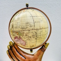 Main en métal antique tenant le globe traditionnel Showpiece Cuivre Or Finition Rotative Carte du monde Globe pour la maison Bureau Bureau Décor
