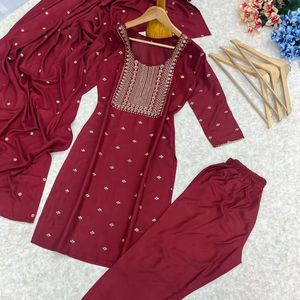 Hermoso conjunto de traje de fiesta con trabajo de bordado - Product Image 1