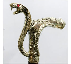 Bâton de marche en bois incrusté de laiton Achetez un équipement de marche durable, ergonomique et réglable par AYAANS CREATIONS - Product Image 1