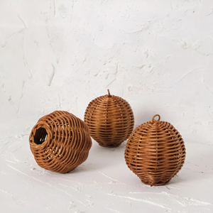 Bolas navideñas de ratán marrón miel de estilo contemporáneo, adorno perfecto para su colección de decoración navideña, adornos navideños - Product Image 1