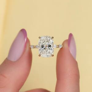 Bague de fiançailles en diamant taillé coussin 10x8mm | Accents de côté solitaire en argent sterling plaqué or 18 carats | Mariage de mariée minimaliste - Product Image 1