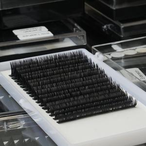 Extensiones de pestañas planas negras Ultra oscuras, fibra PBT de rizo completo, caja de pestañas de 12 líneas, suministro profesional coreano, logotipo personalizado al por mayor - Product Image 1