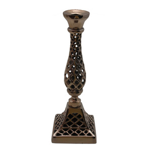 Bougeoir conique en métal de conception tendance en argent fini pour la maison et les chandelles de décoration de table de Noël - Product Image 4
