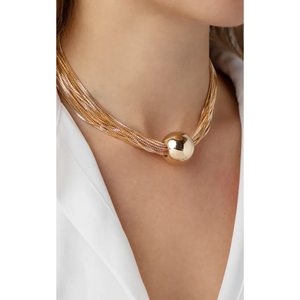 Elegante y Moderno Collar con Colgante de Bola Dorada, Diseño Geométrico, Perla de Agua Dulce y Aleación con Baño de Oro - Product Image 5