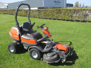 Tondeuse autoportée Husqvarna P 524 X EFI de qualité supérieure avec tracteur de jardin - Product Image 2