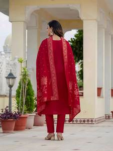 Elegante Conjunto de Kurti y Pantalón Bordado con Dupatta a Juego para Vestir en Fiestas - Product Image 4
