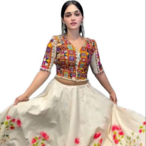 Lahenga Choli gujarati traditionnel, magnifique, avec des motifs de broderie, pour les occasions spéciales et les fêtes de mariage - Product Image 1