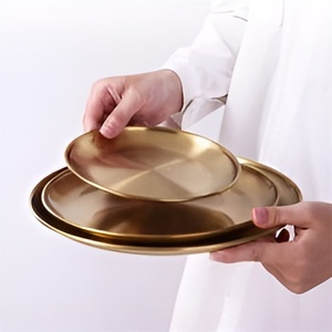 Assiettes rondes en laiton au design moderne avec finition mate, parfaites pour le service de repas élégant et la décoration de table de mariage - Product Image 3