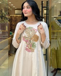 Zain Exports lance une nouvelle collection de Kurtis et de pentes de créateur modernes pour fêtes, en rayonne lourde, avec dupatta en tissu slub et broderies de sequins. - Product Image 4