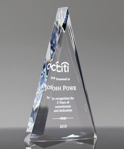 Trophée en acrylique transparent en forme de triangle - Logo gravé durable personnalisable pour les événements d'entreprise, les promotions, les marques, le marketing - Product Image 3