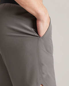 Short de jogging athlétique pour hommes High Street Poches zippées Séchage rapide Respirant Taille élastique Vêtements de sport pour la course à pied Motif solide - Product Image 6