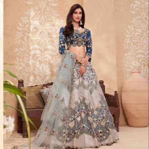 Lehenga en soie ombrée HEAVY ALIZEH avec doublure intérieure en santoon mat, chemisier en soie lourde et dupatta en filet papillon - Product Image 1