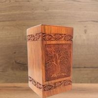 Urne funéraire européenne de luxe moderne, personnalisée pour adultes, bébés et animaux de compagnie, en bois américain sculpté à la main avec motif d'arbre, incrustation en laiton, rectangulaire, écologique