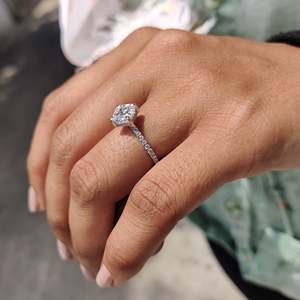 Anillo de Compromiso con Corte Asscher y Diseño de Halo Oculto, Elegantes Anillos de Diamantes para Futura Novia - Product Image 3