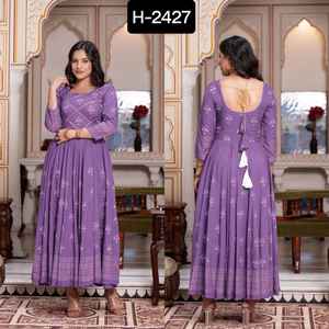 Les femmes portent les collections Rayon Kurtis pour les festivals et les vêtements décontractés Kurtis imprimés à bas prix et de la meilleure qualité - Product Image 6