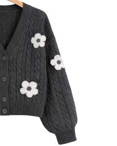 Cardigan en tricot torsadé gris foncé pour femme, personnalisé par Menufecture, avec application florale blanche, col en V, boutonné devant, mignon, mode d'hiver - Product Image 3