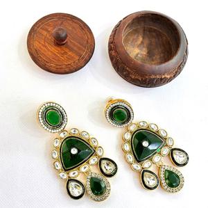 Venta al por mayor de lujo Kundan Pearl Jhumkas con chapado en oro pendientes llamativos para novias y moda festiva - Product Image 4