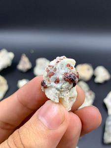 หินแกรนท์ธรรมชาติคุณภาพสูง ตัวอย่างคริสตัลสีขาวทอง แร่ธาตุ 1600 กรัม จากสการ์ดู ปากีสถาน สำหรับสะสมและตกแต่ง - Product Image 2