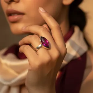 Anillo Elegante de Plata 925 con Baño de Rodio para Mujer, con Gema Rosa de Corte Marquesa y Engaste Invisible Geométrico, de ART PALACE - Product Image 3