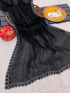 Saree en soie de créateur avec séquence de bordure en dentelle épaisse, beau style pakistanais pour les cérémonies de mariage et de fête - Product Image 3