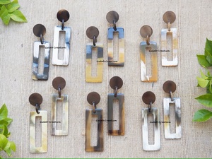 Pendientes de aro hechos a mano de cuerno de búfalo natural en forma de rectángulo, joyería de moda sostenible ligera para mujer - Product Image 4