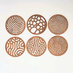 Ensemble de sous-verres en bois élégant avec un design de gravure complexe idéal pour pendaison de crémaillère mariage ou cadeaux de fête - Product Image 4