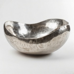 Plateau à fruits décoratif en métal finition argent vieilli avec garniture en relief audacieux et bol intérieur poli miroir - Product Image 1