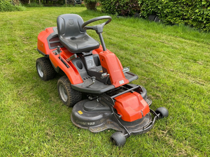 เครื่องตัดหญ้า Husqvarna R215TX แบบนั่งขับ สภาพดีมาก พื้นที่วางของขนาด 103 ซม. - Product Image 2