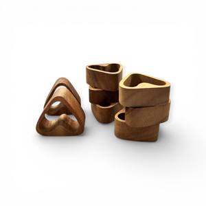 Ensemble d'anneaux de serviette en bois sculptés triangulaires avec une forme incurvée organique moderne pour un style de table artistique unique - Product Image 1