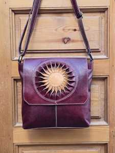 Sac Hobo Bohème Marocain Rouge Toutes Saisons, Motif Rayons de Soleil, Clous Argentés, Fermeture à Boucle Rivetée, Capacité Moyenne, Bandoulière - Product Image 2