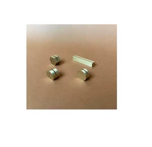 Tarjeta de latón comercial de garantía de alta calidad, tarjeta de personal y dispensador, soporte de acero, pieza de diseño simple - Product Image 1