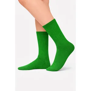 Calcetines Deportivos Verdes Lisos de Alta Calidad con Logotipo Personalizable, Bordado Jacquard, Transpirables y Antibacterianos para Ciclismo - Product Image 2