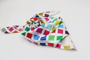 Foulard en soie tendance élégant pour femmes Foulard en satin de soie de luxe pour femmes Foulards en soie imprimés à fleurs pour femmes - Product Image 4